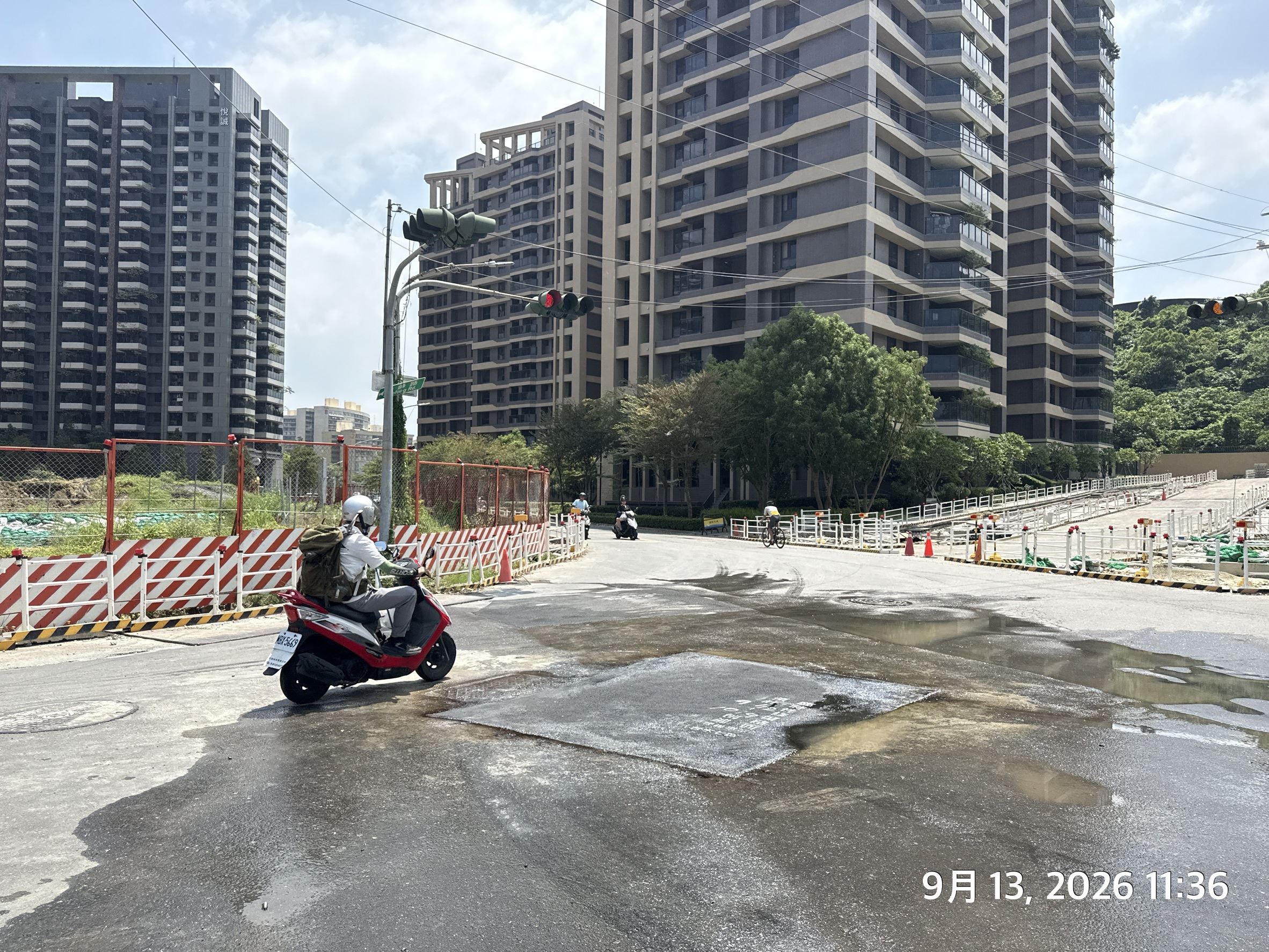 左營區桃子園路與先鋒路口坑洞已完成回填,9月13日中午已開放通行。