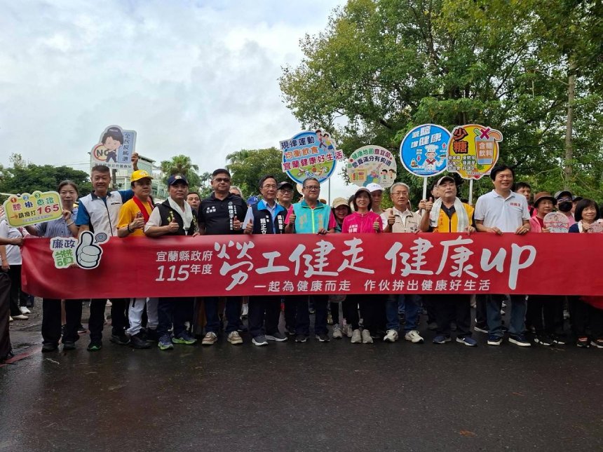 勞工健走漫步龍潭湖  新北環保局跨界倡廉能...