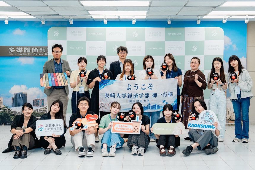 日本長崎大學經濟學部由田村由美子教授率大學部學生，與中山大學財務管理學系師生共同拜會高雄市政府，與行政暨國際處長張硯卿就高雄城市發展及台日交流交換意見。