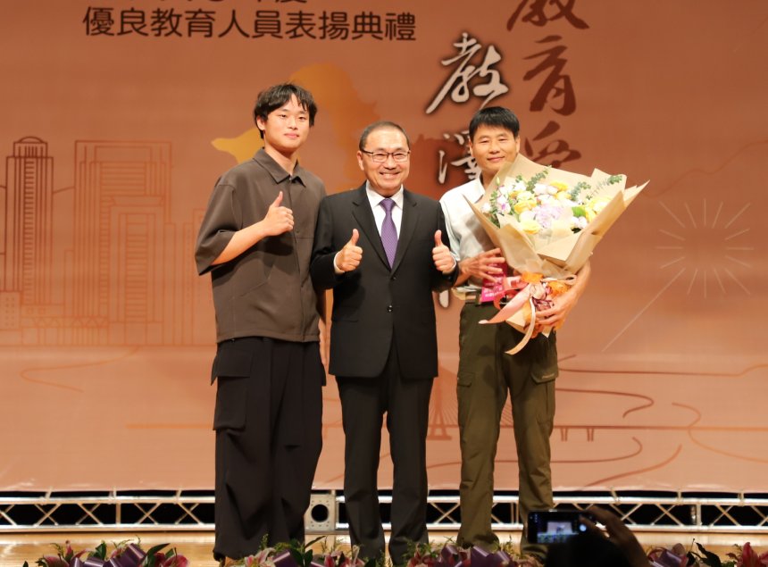 侯友宜表揚新北優良教育人員  57位教師深耕杏壇40年...