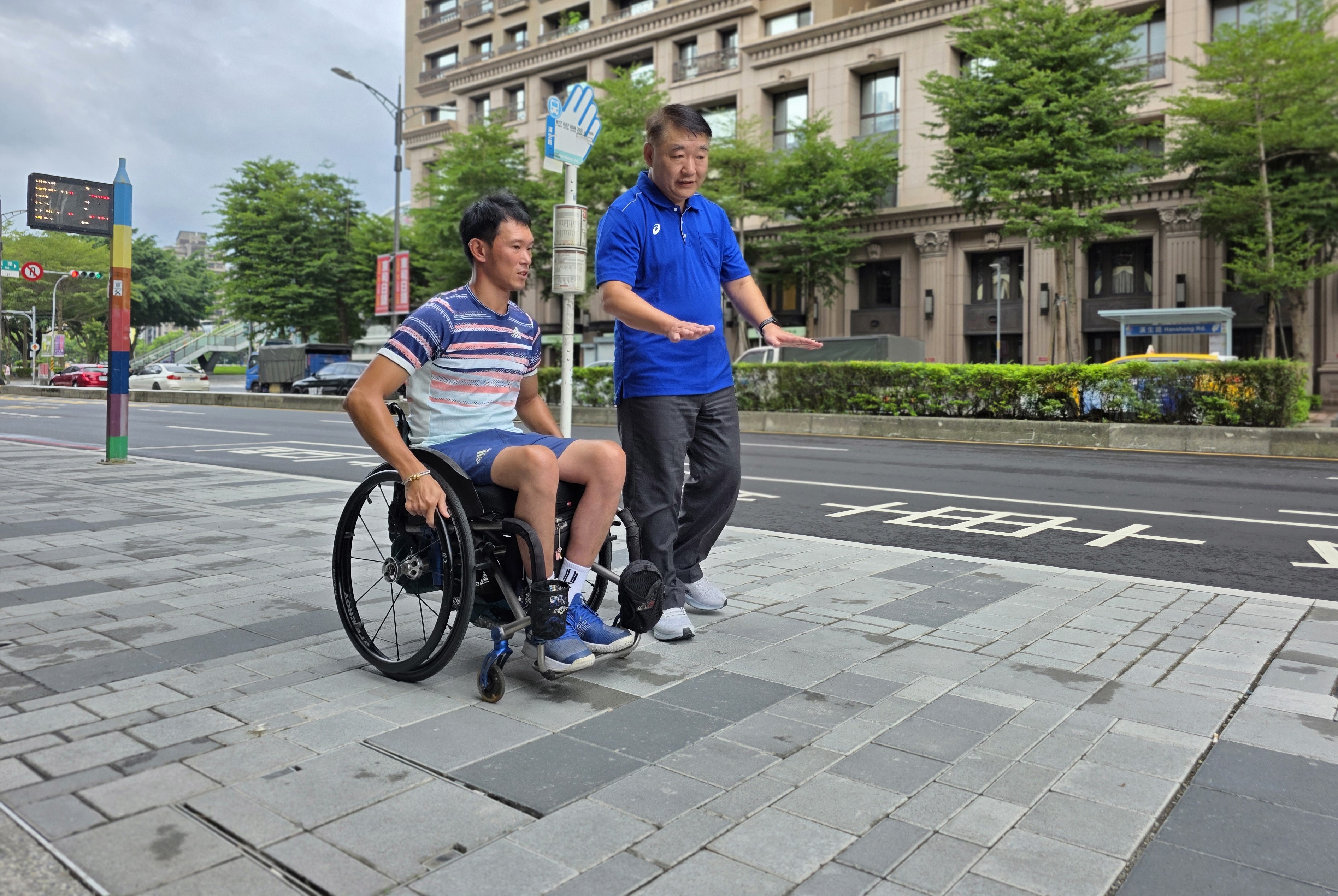 板橋區漢生東路人行環境改造升級 輪椅網球選手唐兆漢實地...