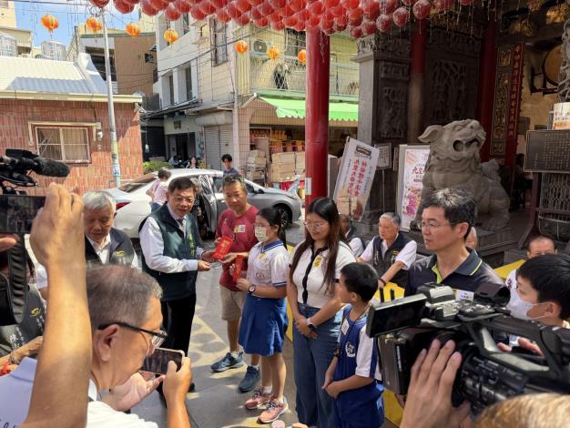 副市長姜淋煌代表頒發天壇115年清寒獎學金