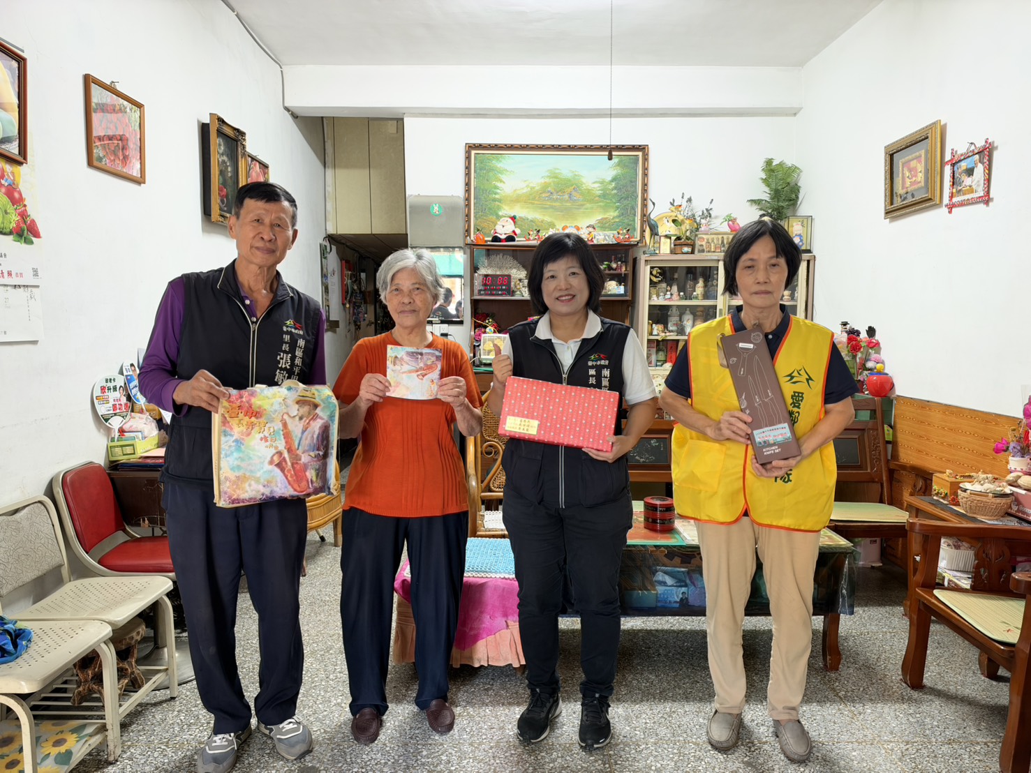 致贈生日福袋讓祝福遠播 南區區長代表市長關懷獨居長者　
