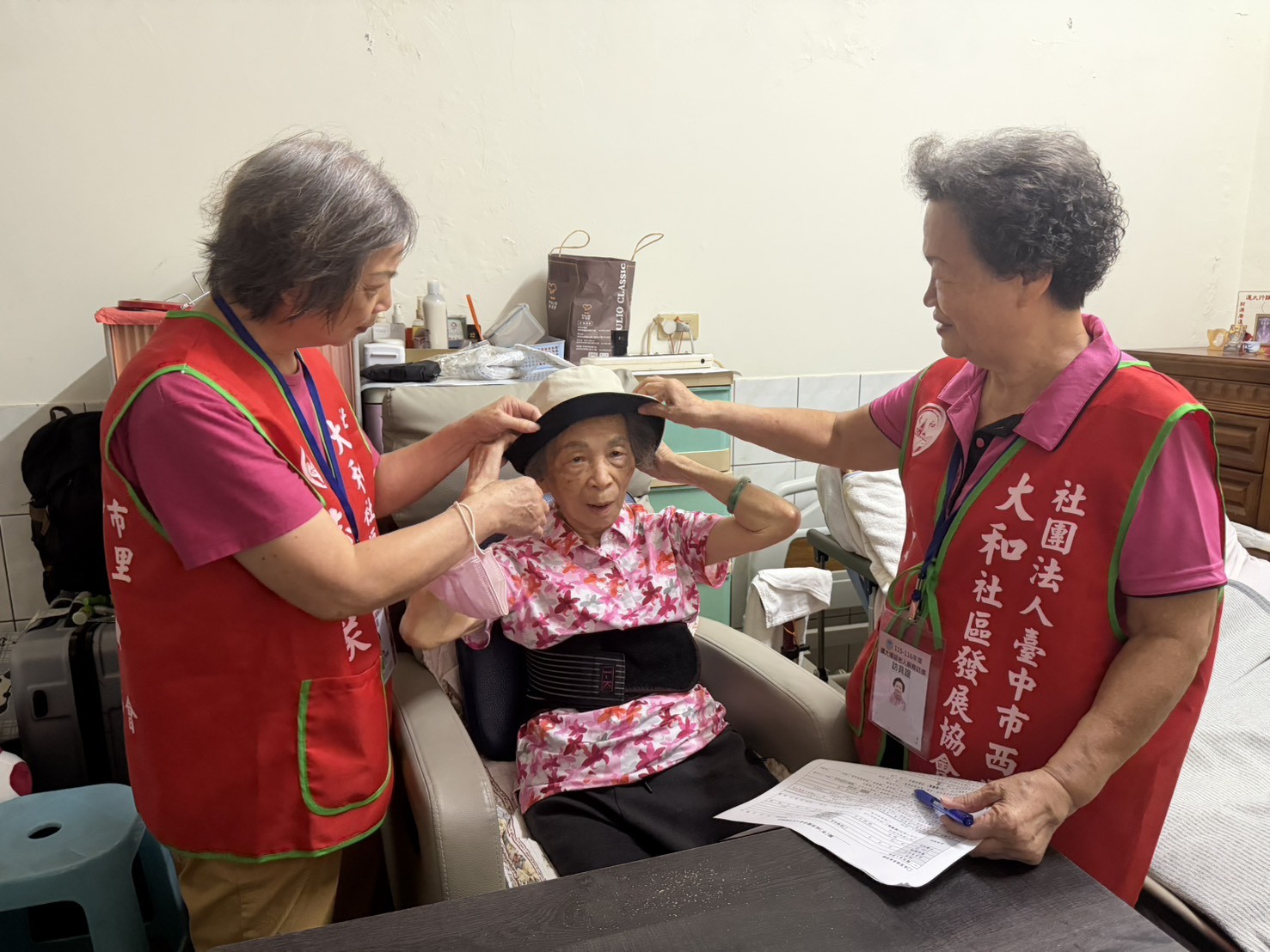 敲敲家門打開心門 台中市全面訪查11萬名獨居長輩 