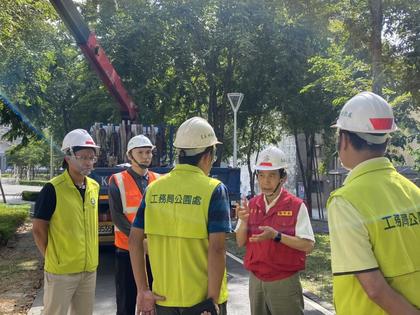 林欽榮視察鳳山綠園道路樹加固作業  強化城市防颱韌性